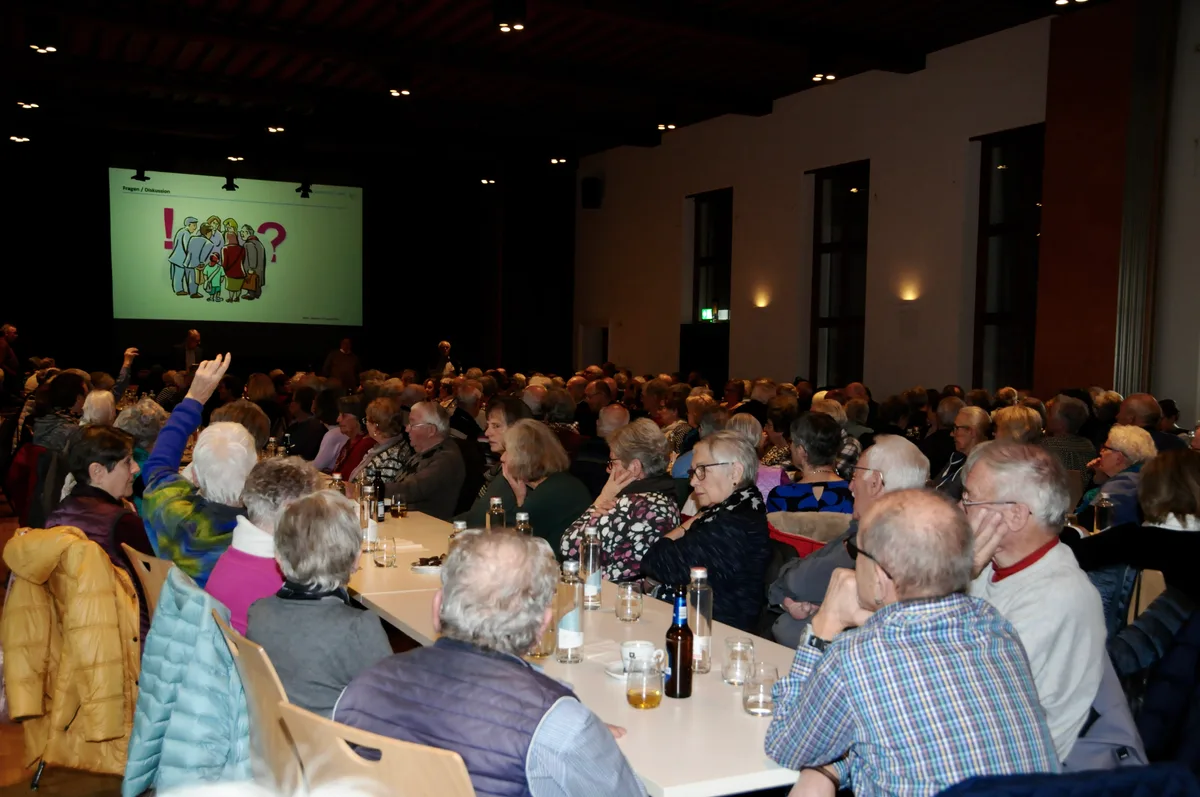 Man sieht Seniorinnen und Senioren an einem Vortrag.